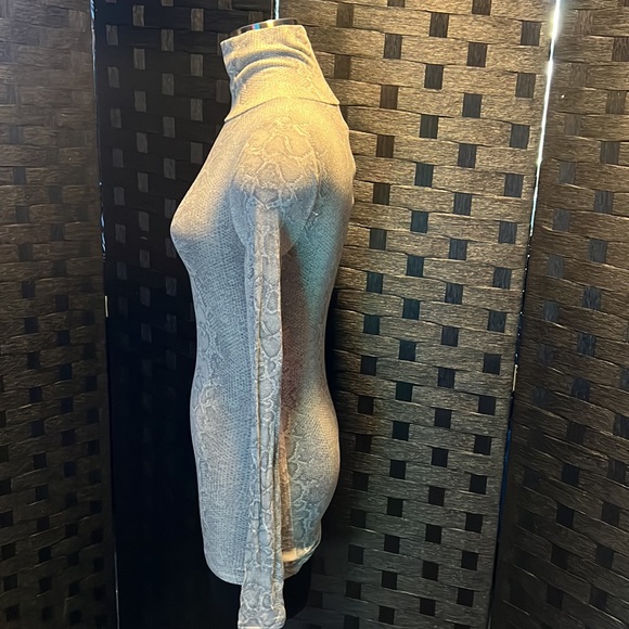 BCBGMAXAZRIA Snake Skin print. Turtleneck, Long Sleeve size XS in EUC. - Picture 7 of 17